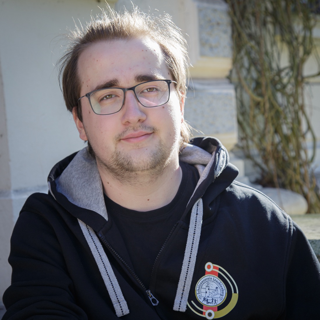 Junges Vereinsmitglied konzentriert beim Training